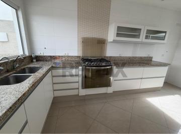 Casa · 300m² · 3 Quartos · Casa assobradada para locação em excelente localização no Aruã