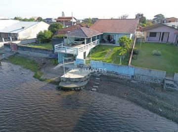 Casa · 4 Quartos · 1 Vaga · Casa para Locação de Temporada ás Margens do Rio Acaraí