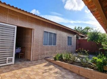 Casa de 3 quartos, Peruíbe · Casa com 3 quartos e espaço para piscina em Peruíbe.
