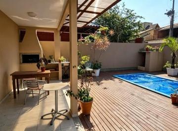 Foto 01 · Alugo ampla casa, com 03 suítes, 04 vagas de garagem, piscina, churrasqueira, e quintal em terreno d