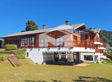 Casa · 696m² · 5 Quartos · 4 Vagas · Casa com ampla área de terreno