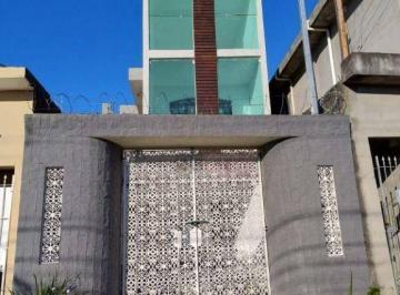 Casa · 190m² · 6 Quartos · 4 Vagas · Sobrado frontal