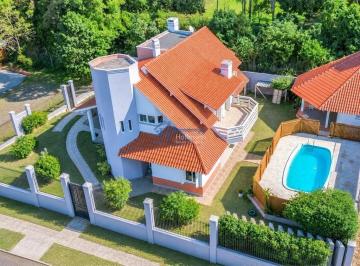 Casa · 271m² · 4 Quartos · 4 Vagas · Casa com Piscina e 4 dormitórios em Hamburgo Velho Novo Hamburgo