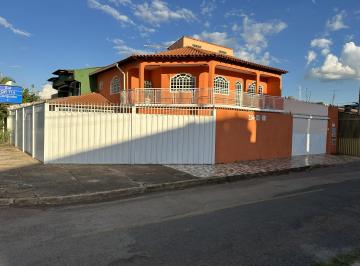 Casa de 4 quartos, Samambaia · Sobrado amplo, QR 114 Samambaia, com 4 quartos, suíte, varanda e área externa.