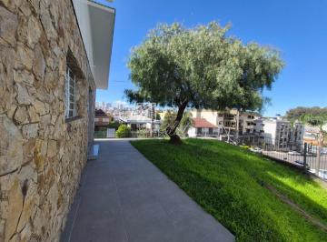 Casa · 200m² · 4 Quartos · 3 Vagas · Casa à venda - em Santa Catarina