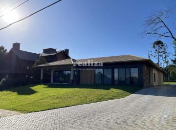 Casa · 4 Vagas · CASA COM 5 SUÍTES EM CANELA