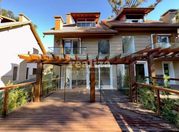 Casa · 197m² · 1 Vaga · CASA EM BAIRRO NOBRE COM AMPLO DECK