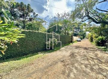 Casa · 600m² · 3 Quartos · 10 Vagas · Casa em condomínio - Rústica, 3 dorms, quintal e muito jardim!