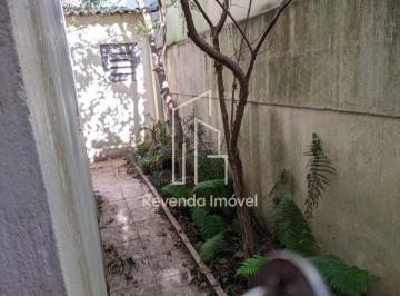 Casa · 197m² · 6 Quartos · 2 Vagas · Sobrado Espaçoso no Centro de Santo André-SP com 6 Quartos e 2 Vagas - Imperdível!