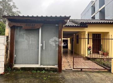 Casa · 330m² · 2 Quartos · 3 Vagas · Casa de 2 quartos com dependência de empregada e garagem ampla em Camobi e Loja acoplada.