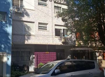 Apartamento · 77m² · 2 Quartos · Apartamento térreo no Bom Fim, 77m², 2 dorm., dependência de empregada e pátio.