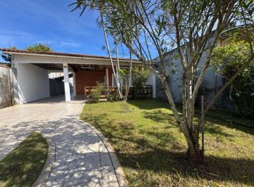 Casa de 3 quartos, Peruíbe · Casa na praia com 3 quartos e área gourmet em Peruíbe.