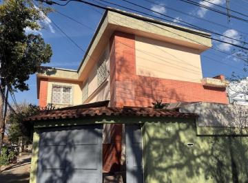 Fachada de Casa · Casa para locação em Belo Horizonte-MG, Santa Tereza: 4 quartos, 1 suite, 3 salas, 4 banheiros, 3 va