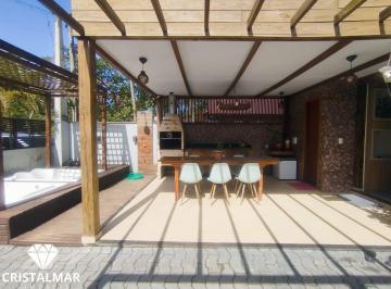 Casa · 250m² · 9 Quartos · 4 Vagas · Imóvel com 4 Casas para Moradia e Renda em Mariscal