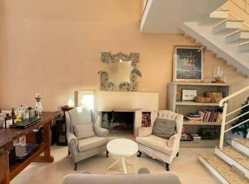 Casa · 235m² · 3 Quartos · Casa de Condomínio para alugar em Pinheirinho de 235.00m² com 3 Quartos e 3 Suites