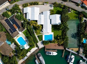 Casa · 654m² · 7 Quartos · 5 Vagas · Mansão de Canal com 7 Suítes, Deck de 60m e Piscina Aquecida em Angra dos Reis