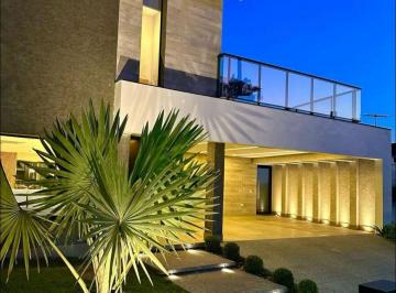 Casa de 4 quartos, Nova Lima · Casa com 410 metros², 4 quartos, piscina e churrasqueira em Nova Lima - MG
