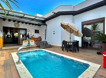 Casa · 158m² · 3 Quartos · 4 Vagas · Casa térrea com piscina aquecida e energia solar, vendida com tudo dentro, no Villaggio Di Capri