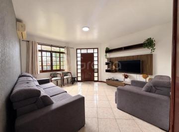 Casa · 209m² · 3 Quartos · 4 Vagas · Casa de 209m² com 3 dormitórios sendo 1 suíte no Morro das Pedras.