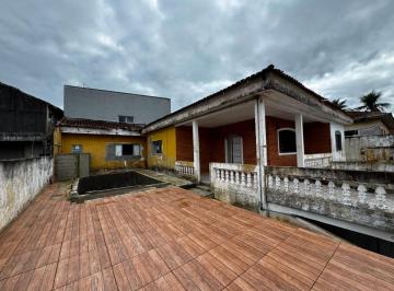 Casa de 3 quartos, Peruíbe · Casa à 1.km do mar, com 3 quartos e área gourmet. Localizada em Peruíbe.