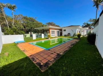 Casa de 4 quartos, Itanhaém · Casa à 30m do mar, com 4 quartos e piscina. Localizada em Itanhaém.