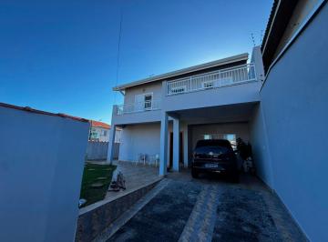 Casa de 3 quartos, Peruíbe · Casa à 200m do mar, com 3 quartos e edícula. Localizada em Peruíbe