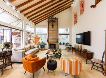 Casa · 5 Quartos · 3 Vagas · Casa com 5 Suítes, Lareira, Área Gou