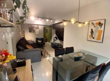 Sala · TRÊS QUARTOS COM ÁREA EXTERNA E UMA VAGA NA ESCRITURA EM BOTAFOGO.