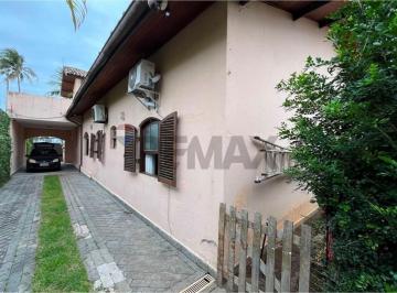 Casa · 525m² · 5 Quartos · 6 Vagas · Paraíso à Beira-Mar: Casa de Luxo no Guarujá