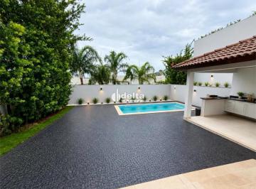 Casa · 495m² · 4 Quartos · 4 Vagas · Casa com 4 quartos sendo 3 suítes disponível para locação no bairro Nova uberlândia em Uberlândia-MG