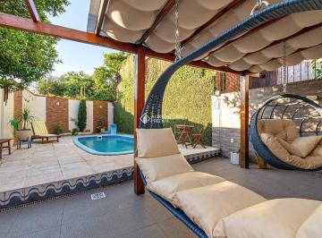 Casa · 204m² · 4 Quartos · 2 Vagas · Casa espaçosa no Jardim Ingá, 4 dormitórios, 2 vagas e ampla área de lazer para até 30 pessoas