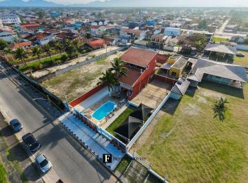 Casa · 420m² · 7 Quartos · 8 Vagas · Triplex de frente para o mar em Matinhos