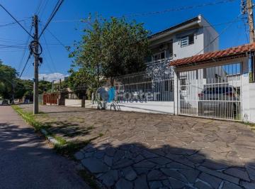 Casa · 239m² · 3 Quartos · 4 Vagas · Casa individual com 3 quartos, suíte, pátio amplo no bairro Cristal