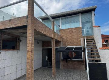 Casa de 3 quartos, Peruíbe · Casa à 2km do mar, com 3 quartos e área gourmet. Localizada em Peruíbe.