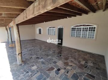 Casa · 430m² · 3 Quartos · 1 Vaga · Casa com 3 quartos, sendo 1 suíte disponível para locação no bairro Cidade Jardim em Uberlândia-MG.