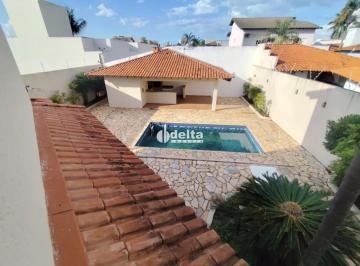 Casa · 525m² · 3 Quartos · 4 Vagas · Casa residencial com 3 suítes disponível para locação no bairro Jardim Karaíba em Uberlândia-MG