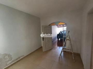 Casa · 240m² · 4 Quartos · 3 Vagas · Casa residencial com 4 quartos sendo 1 suíte disponível para locação no bairro Nossa Senhora Apareci