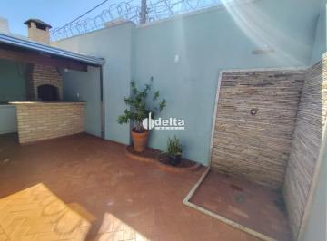 Casa · 150m² · 3 Quartos · 2 Vagas · Casa em condomínio com 3 quartos sendo 1 suíte disponível para locação no bairro Granada em Uberlând