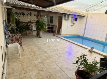 Casa · 200m² · 4 Quartos · 2 Vagas · Casa com 4 quartos disponível para venda no bairro Loteamento Residencial Pequis em Uberlândia-MG
