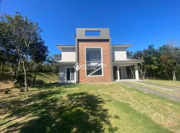 Casa · 230m² · 3 Quartos · 5 Vagas · Casa