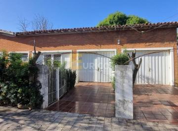 Casa · 272m² · 4 Quartos · 1 Vaga · Casa para venda em Centro de 272.00m² com 4 Quartos, 1 Suite e 1 Garagem