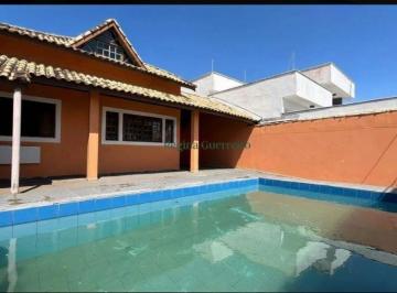 Casa de 4 quartos, Peruíbe · Casa à 200m do mar, com 4 quartos, piscina e área gourmet. Localizada em Peruíbe.
