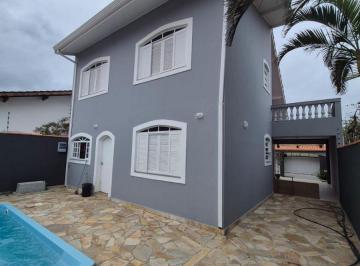 Casa de 3 quartos, Peruíbe · Casa à 200m do mar, com 3 quartos, piscina e área gourmet. Localizada em Peruíbe.