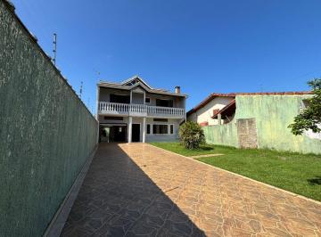 Casa de 5 quartos, Peruíbe · Casa à 700m do mar, com 5 quartos e área gourmet. Localizada em Peruíbe.