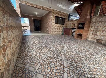 Casa de 2 quartos, Peruíbe · Casa à 1.8km do mar, com 2 quartos e área gourmet. Localizada em Peruíbe.
