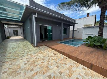 Casa de 3 quartos, Peruíbe · Casa à 200m do mar, com 3 quartos, piscina e área gourmet. Localizada em Peruíbe.