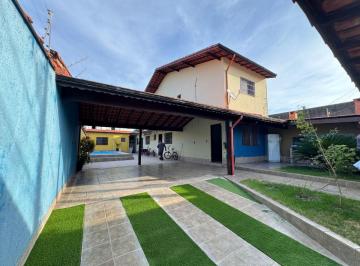 Casa de 5 quartos, Peruíbe · Casa à 700m do mar, com 5 quartos, piscina e área gourmet. Localizada em Peruíbe.