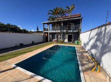 Casa de 4 quartos, Itanhaém · Casa à 2km do mar, com 4 quartos, piscina e área gourmet. Localizada em Itanhaém.