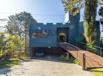 Casa · 670m² · 5 Quartos · 3 Vagas · Seu Novo Lar em Jandira: Arte, Modernidade e Conforto