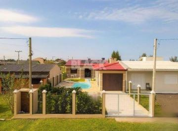 Casa · 194m² · 3 Quartos · 2 Vagas · Casa com Piscina a 1 Quadra e meia do mar em Bella Torres no Passo de Torres SC